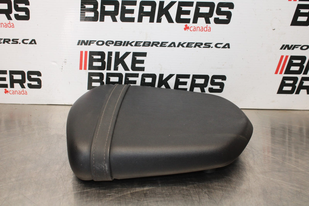 06-07 SUZUKI GSXR 600 REAR BACK PASSENGER TANDEM SEAT PAD SADDLE PILLION BB178