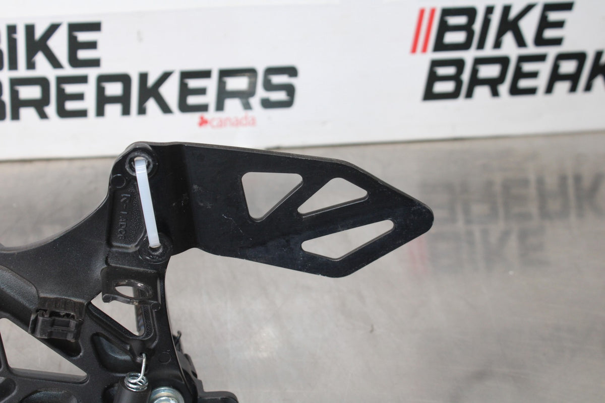 18 SUZUKI GSXR1000 RIGHT REARSET REAR SET DRIVER FOOT PEG REST STOP BB642