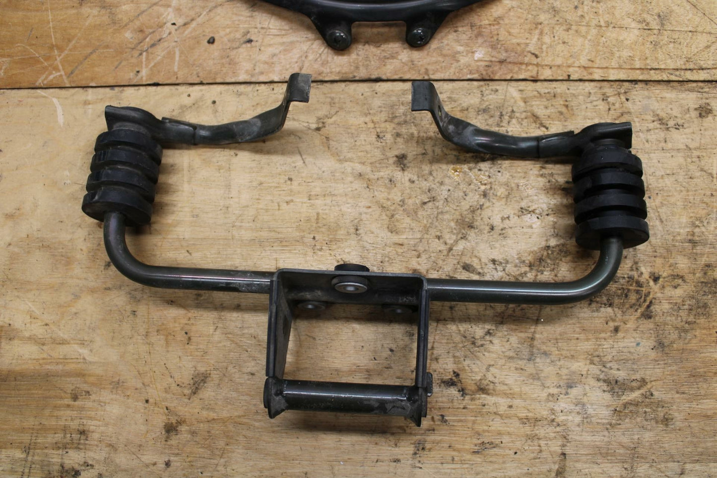 02-03 SUZUKI VSTROM 1000 GAS TANK FUEL CELL PETROL RESERVOIR BRACKET MOUNT BB331