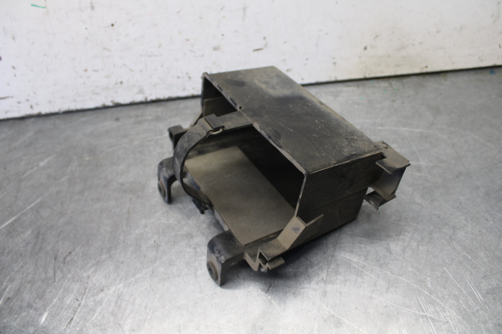 05-06 YAMAHA ROYAL STAR BATTERY TRAY BOX HOLDER BB697