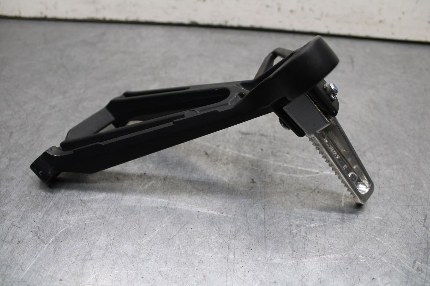 15-17 YAMAHA YZF R3 RIGHT REAR BACK PASSENGER PEG BB651