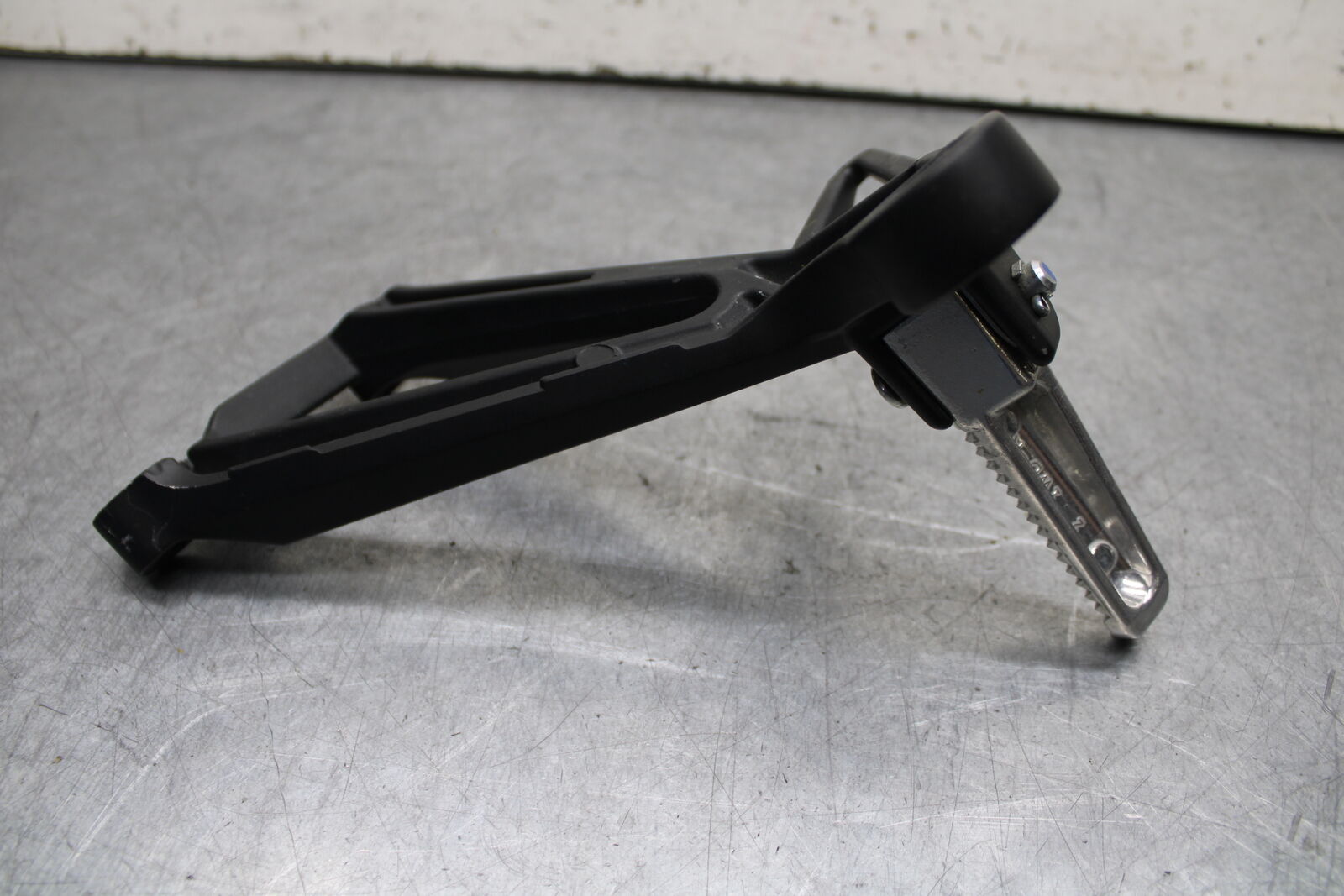 15-17 YAMAHA YZF R3 RIGHT REAR BACK PASSENGER PEG BB651