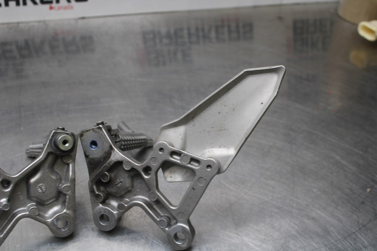 24-25 KAWASAKI NINJA ZX4R RIGHT LEFT REARSETS REAR SET DRIVER FOOT PEGS  BB827