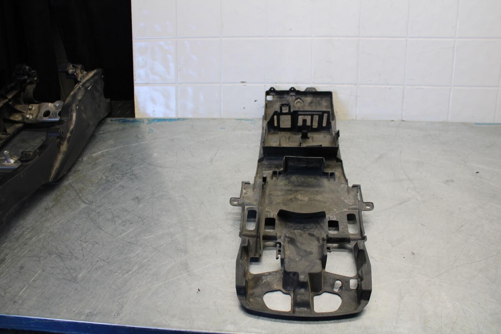 15-21 SUZUKI GSXR600 REAR BACK TAIL UNDERTAIL BATTERY TRAY PLASTIC BB437