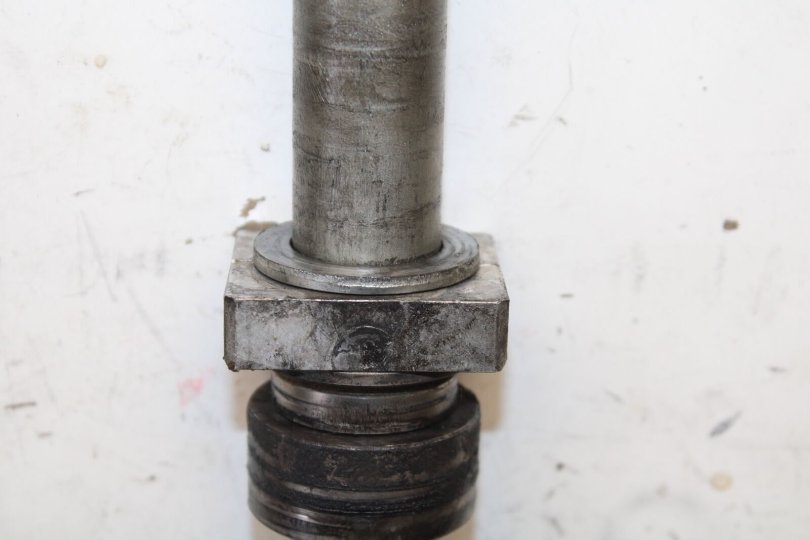 16 KAWASAKI NINJA ZX10R REAR AXLE BACK WHEEL RIM BOLT AXEL 41068-0613 BB650