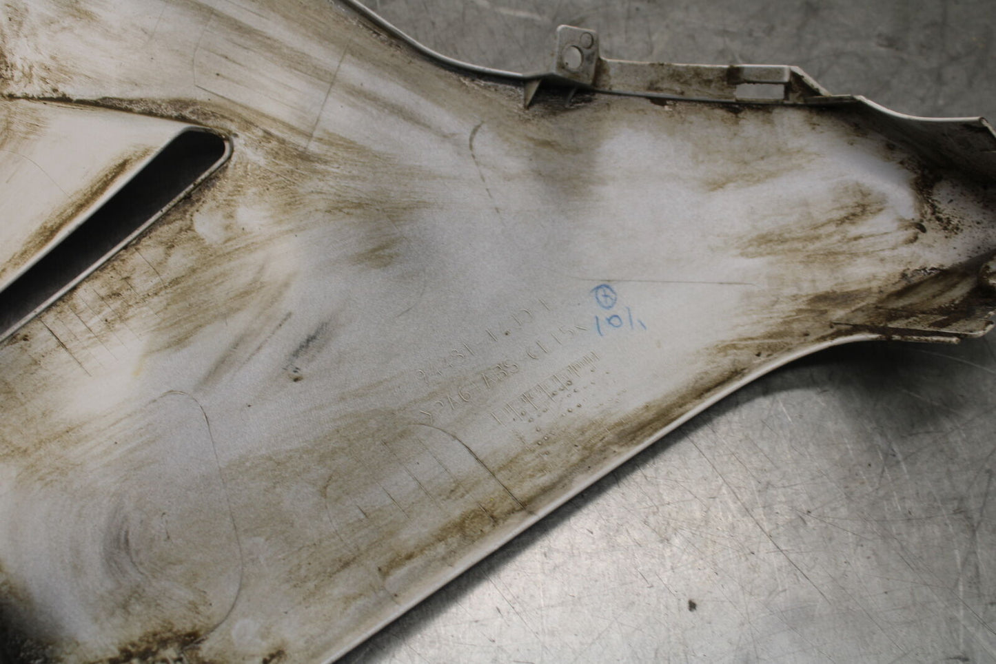 11-23 SUZUKI GSXR 750 LEFT LOWER BOTTOM BELLY SIDE FAIRING COWL BB499