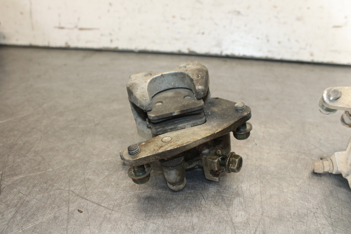 01-05 YAMAHA RAPTOR 660R LEFT RIGHT FRONT BRAKE CALIPER BB695
