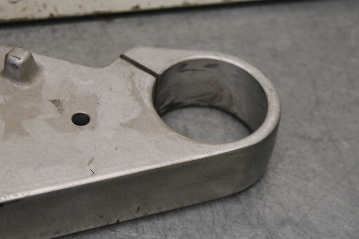 05-06 SUZUKI BOULEVARD M50 FRONT FORKS CLAMP LOWER TRIPLE TREE STEM BB671