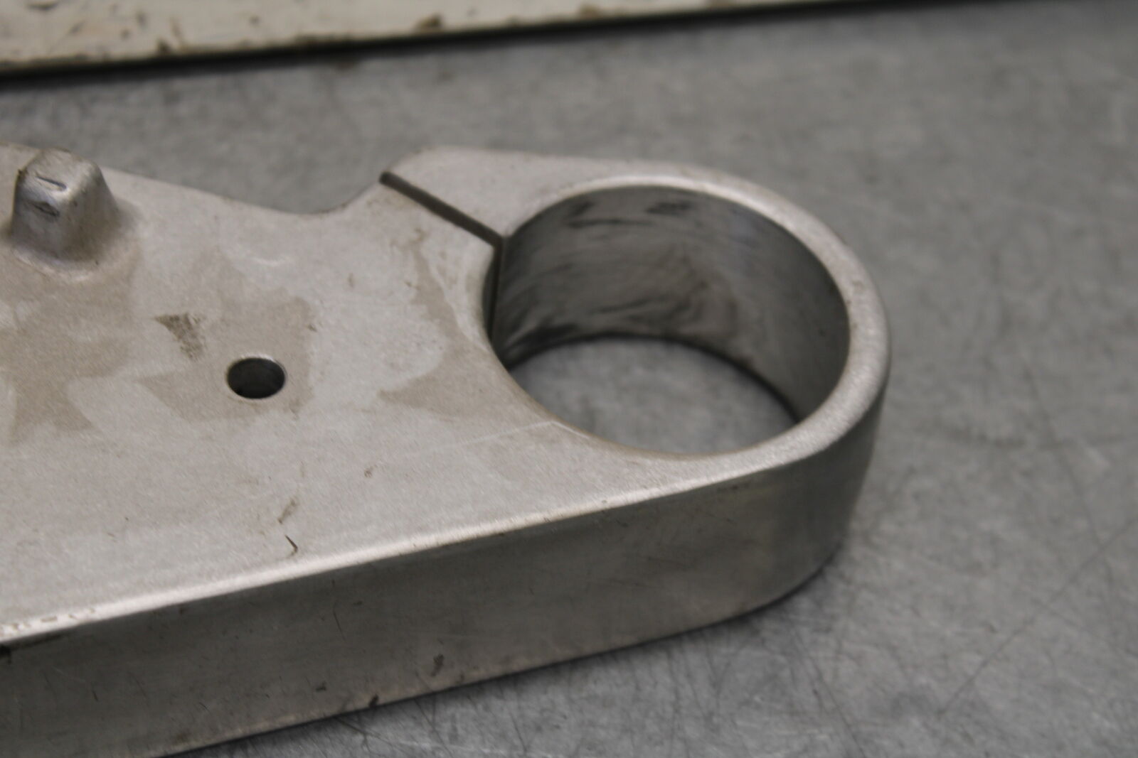 05-06 SUZUKI BOULEVARD M50 FRONT FORKS CLAMP LOWER TRIPLE TREE STEM BB671