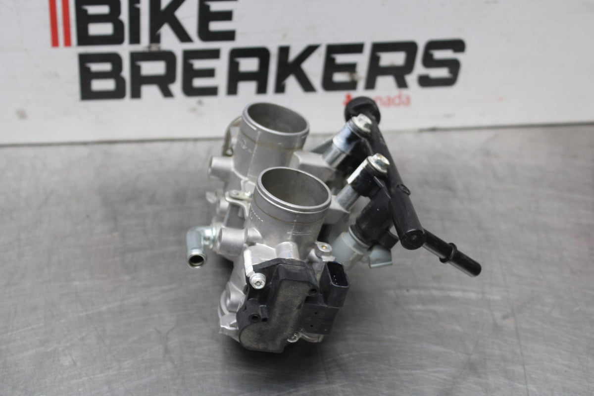 23 YAMAHA YZF R3 MAIN FUEL INJECTORS / THROTTLE BODIES BB806