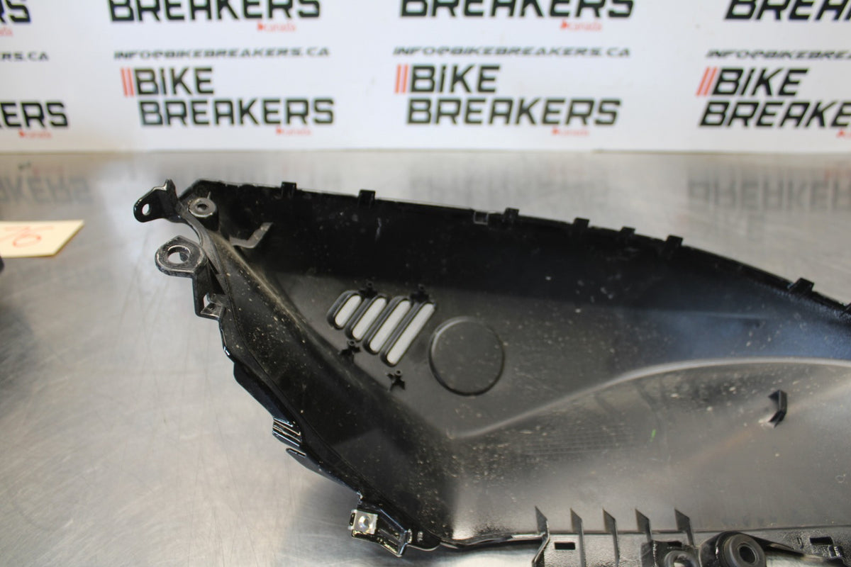 22-25 YAMAHA YZF R7 RIGHT GAS TANK FUEL CELL PANEL COVER TRIM COWL BB176