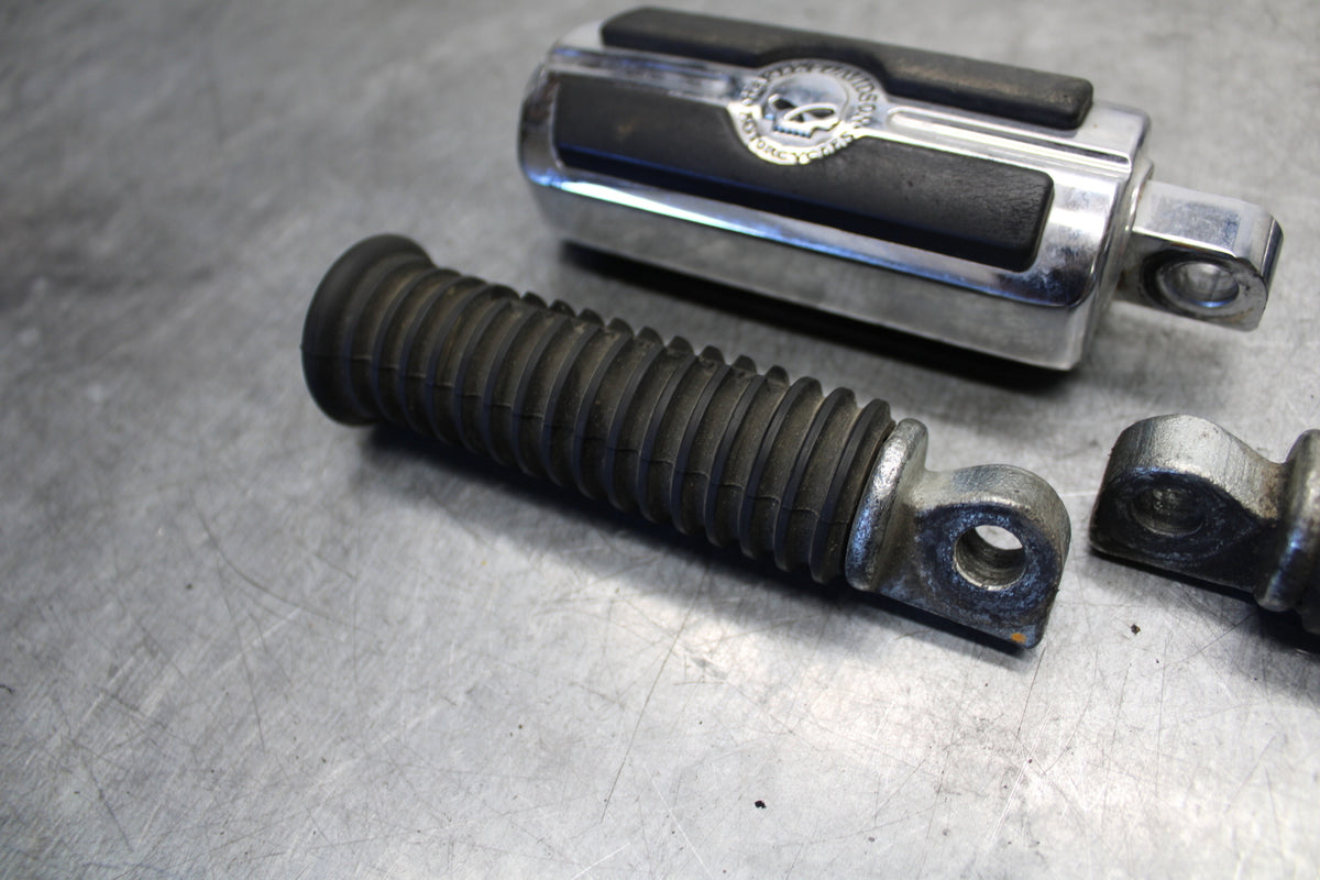 04-16 HARLEY-DAVIDSON SPORTSTER 883 FRONT REAR FOOT RESTS PEGS SET PAIR BB680