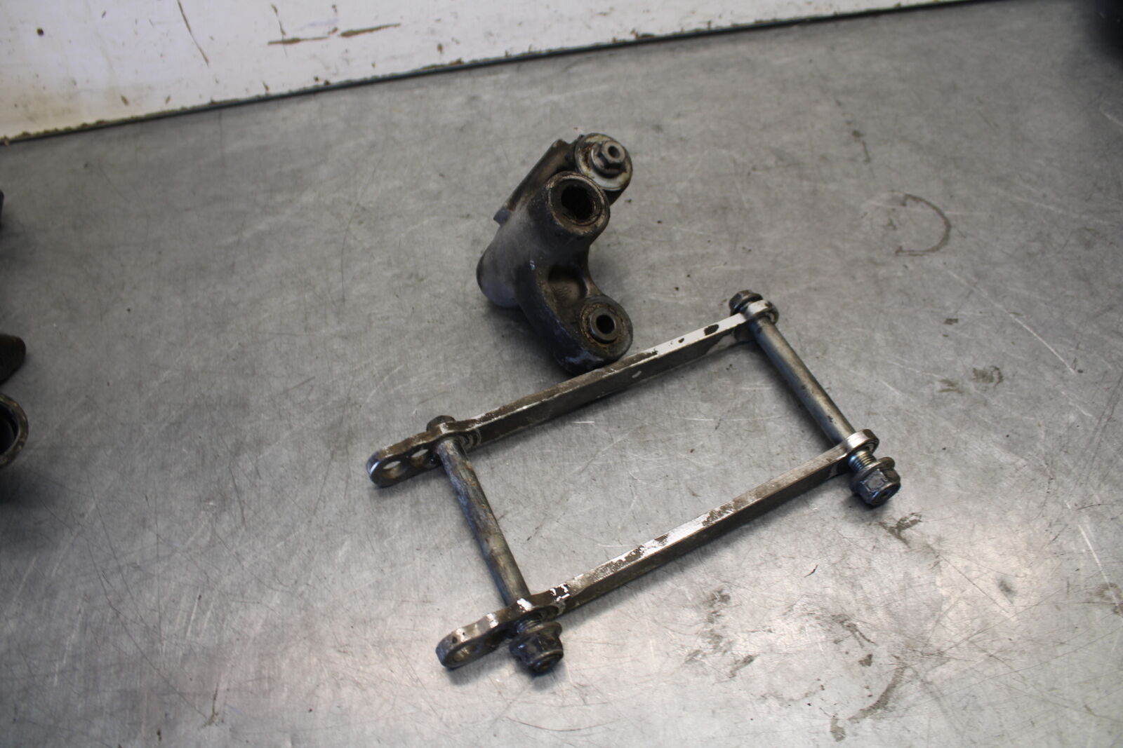 04 SUZUKI GSXR600 AFTERMARKET REAR DOGBONE SHOCK LINKAGE LINK BB676