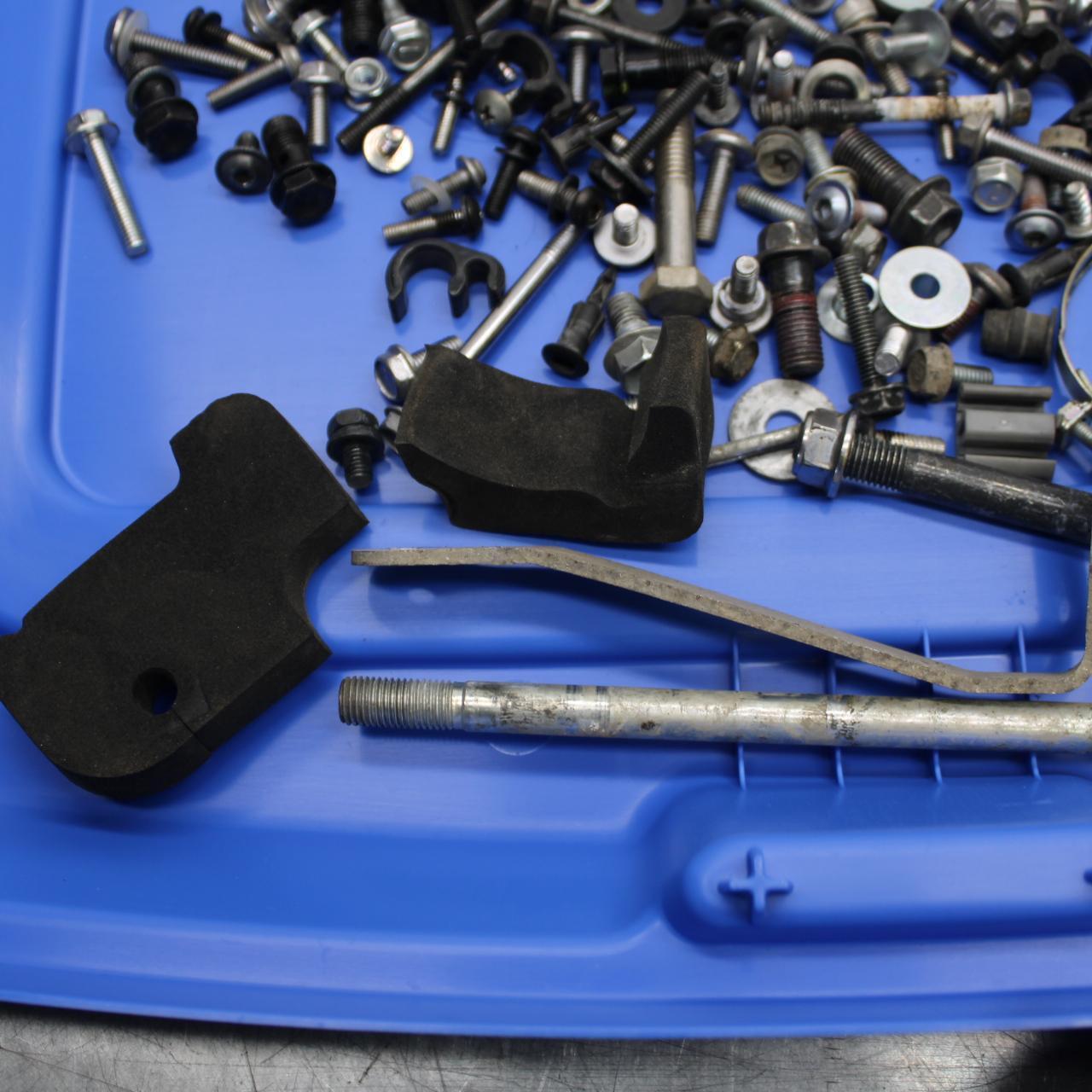 21 KAWASAKI NINJA ZX6R MISCELLANEOUS MOUNTING BOLTS HARDWARE MOTOR SCREWS BB647