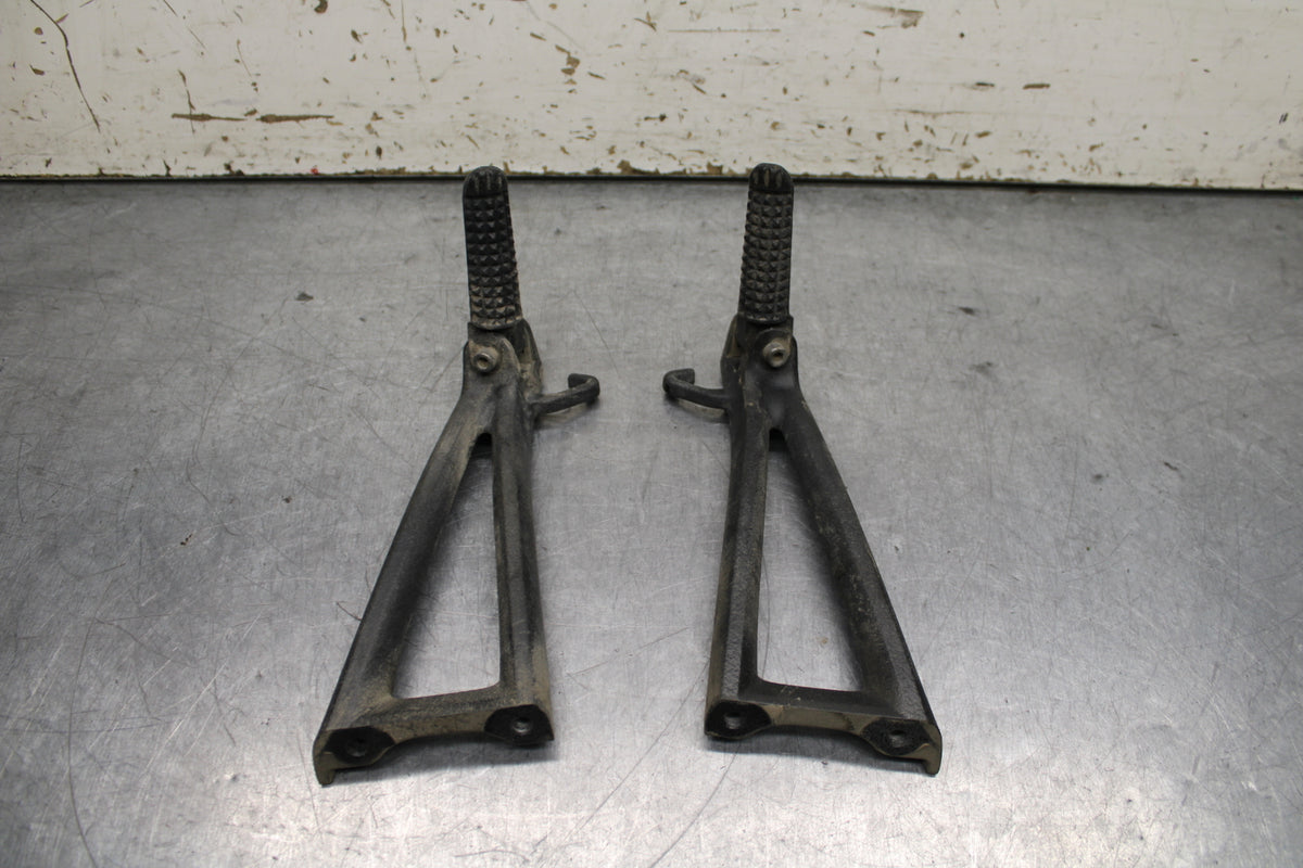 06-07 YAMAHA YZF R6 REAR BACK PASSENGER PEG SET PAIR BB742