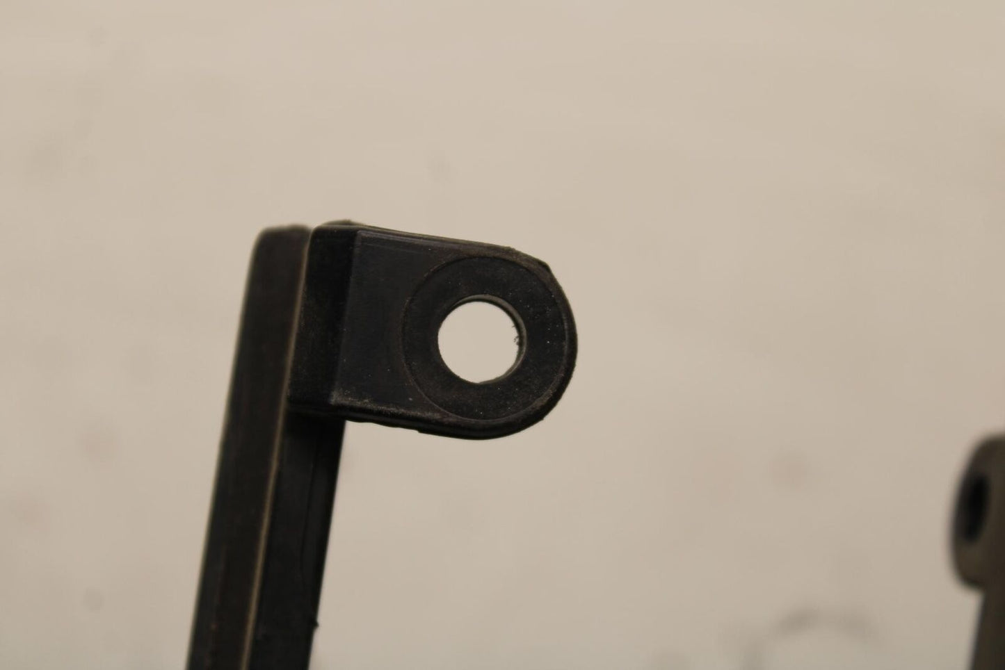 11-23 SUZUKI GSXR 750 SWINGARM CHAIN BUFFER SLIDER GUIDE BB630