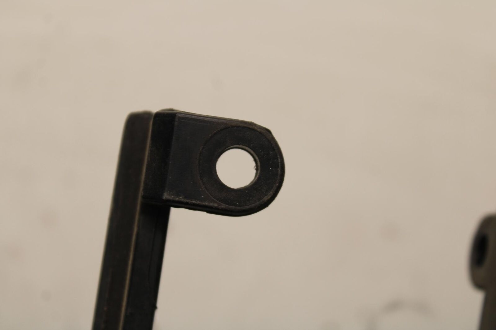 11-23 SUZUKI GSXR 750 SWINGARM CHAIN BUFFER SLIDER GUIDE BB630