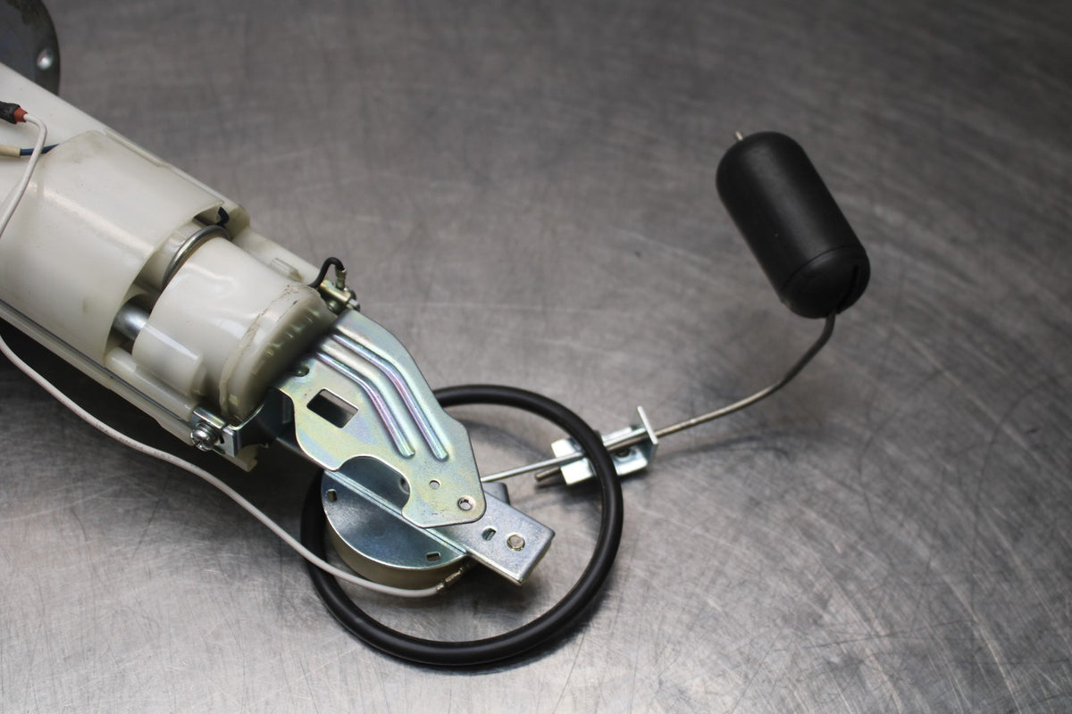 11-22 SUZUKI GSXR 600  FUEL PUMP GAS PETROL SENDER UNIT BB193
