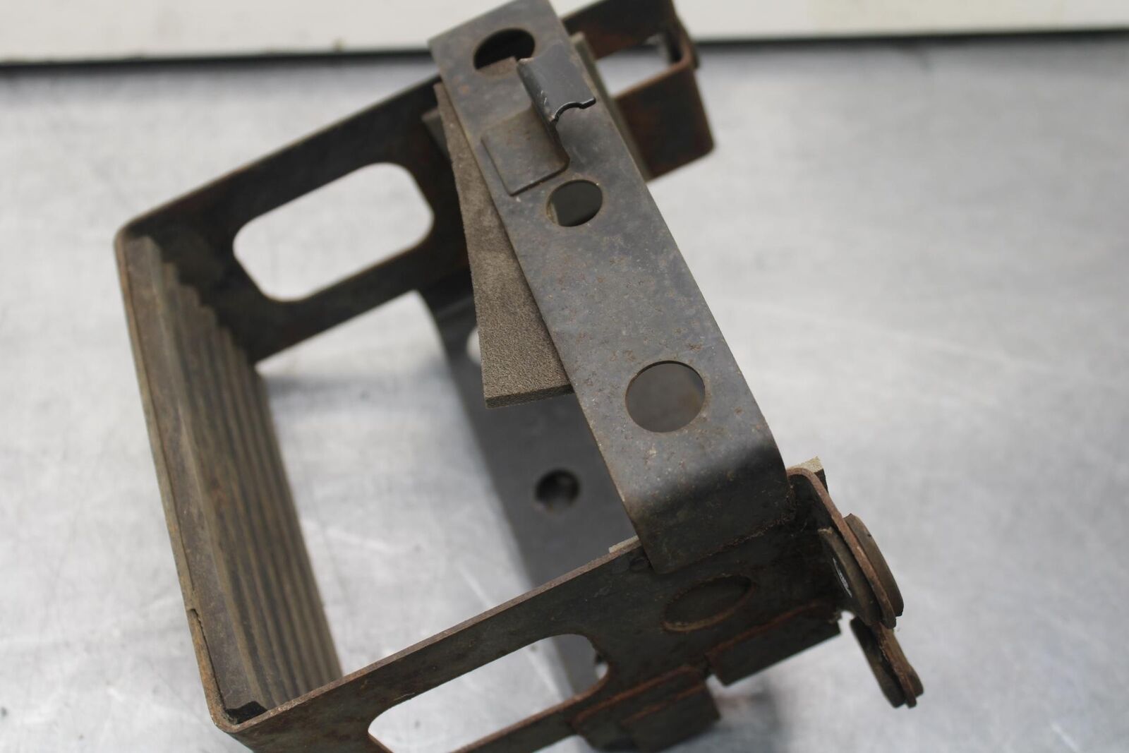 80-83 SUZUKI GS750E BATTERY BOX TRAY BB82