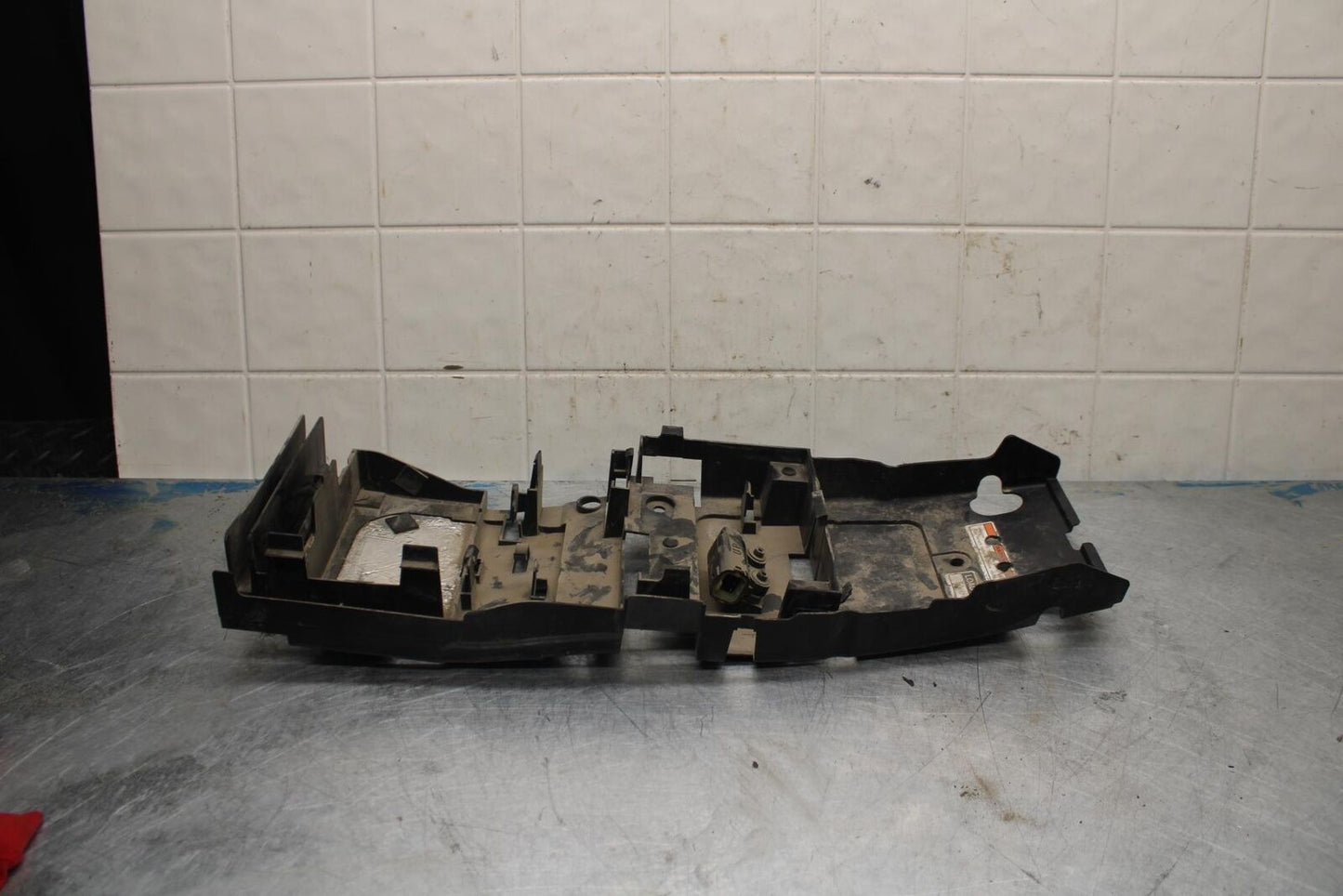 07 YAMAHA YZF R6 2c0 REAR BACK TAIL UNDERTAIL BATTERY TRAY PLASTIC BB423