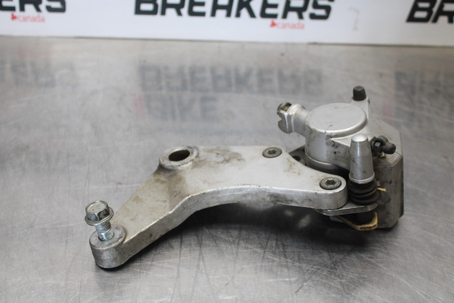 03-08 KAWASAKI VULCAN 1600 REAR BACK BRAKE CALIPER W MOUNT BRACKET BB196