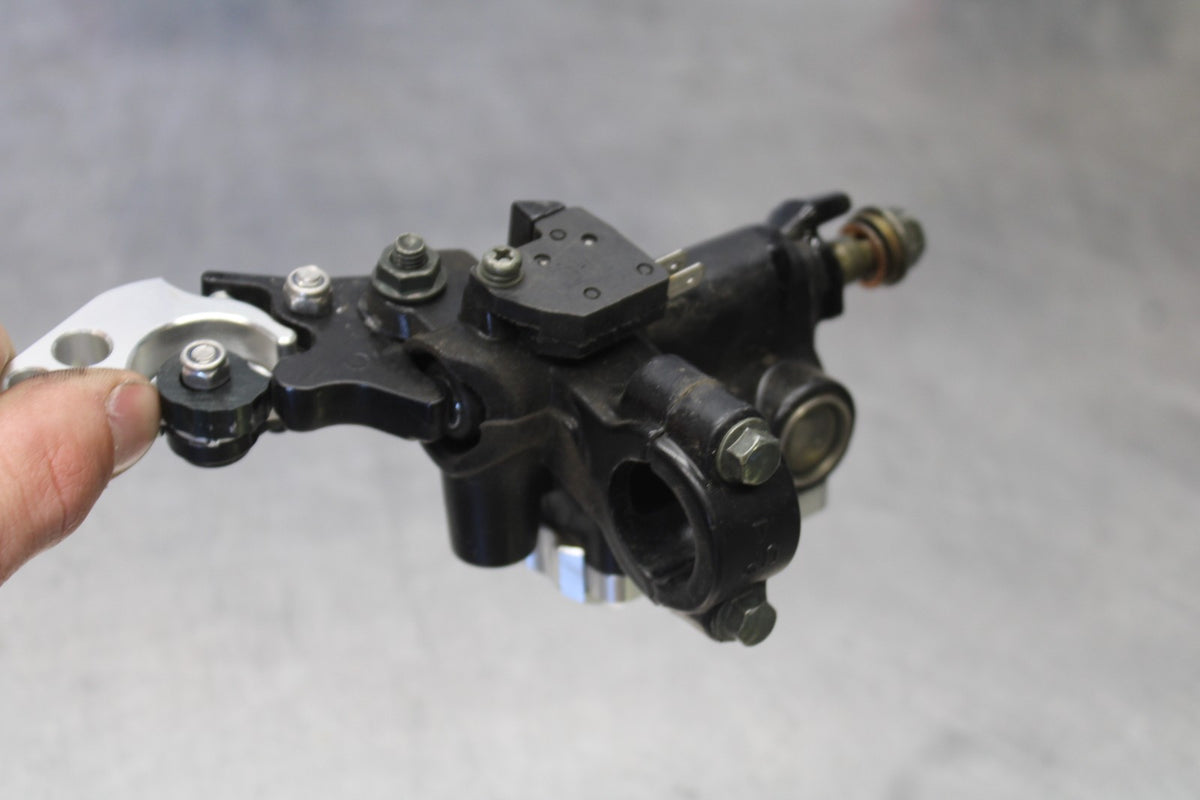 03-04 YAMAHA YZF R6S FRONT BRAKE MASTER CYLINDER w/ LEVER BB890