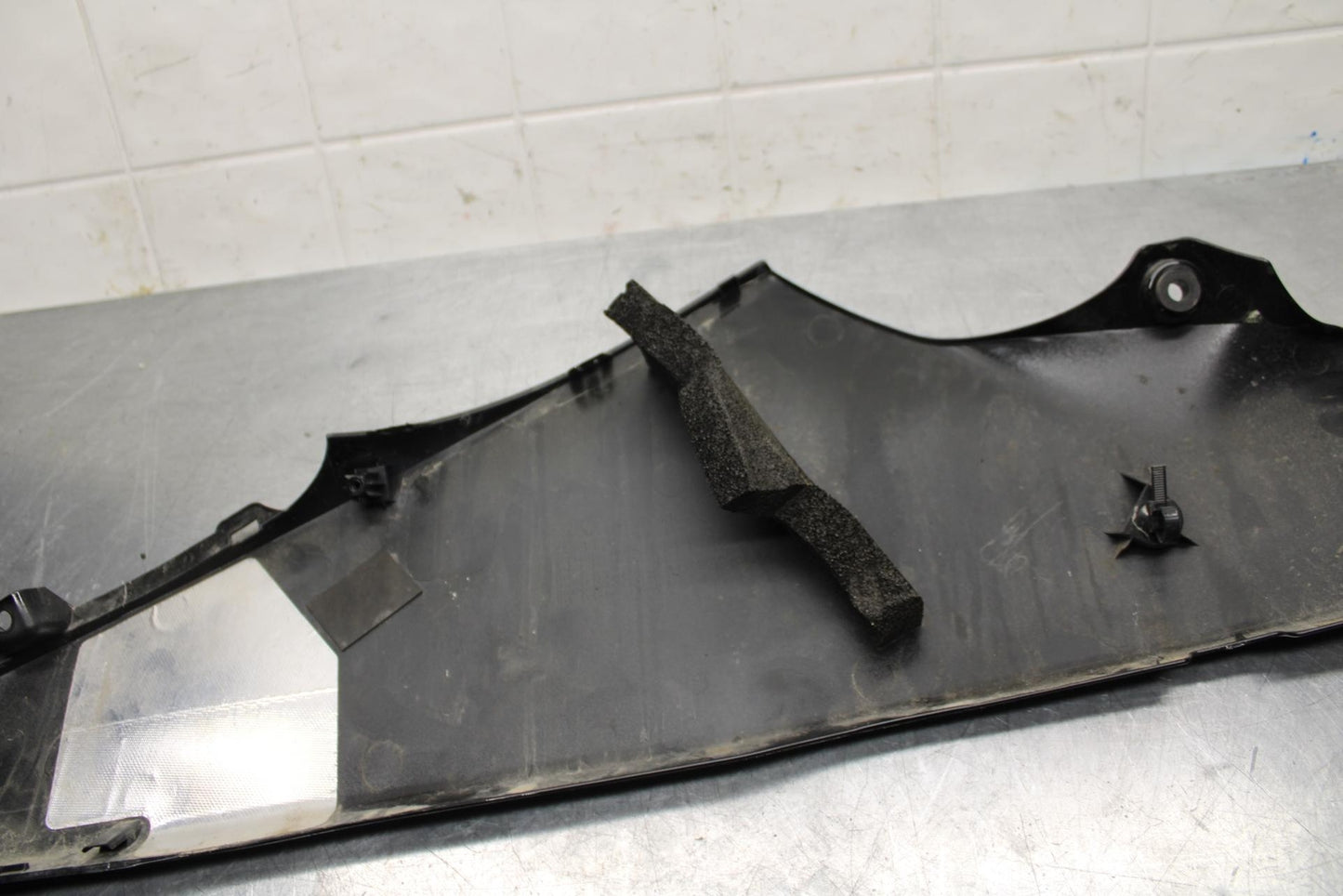 20 SUZUKI GSXR 1000 RIGHT LOWER BOTTOM BELLY FAIRING COWL BB597