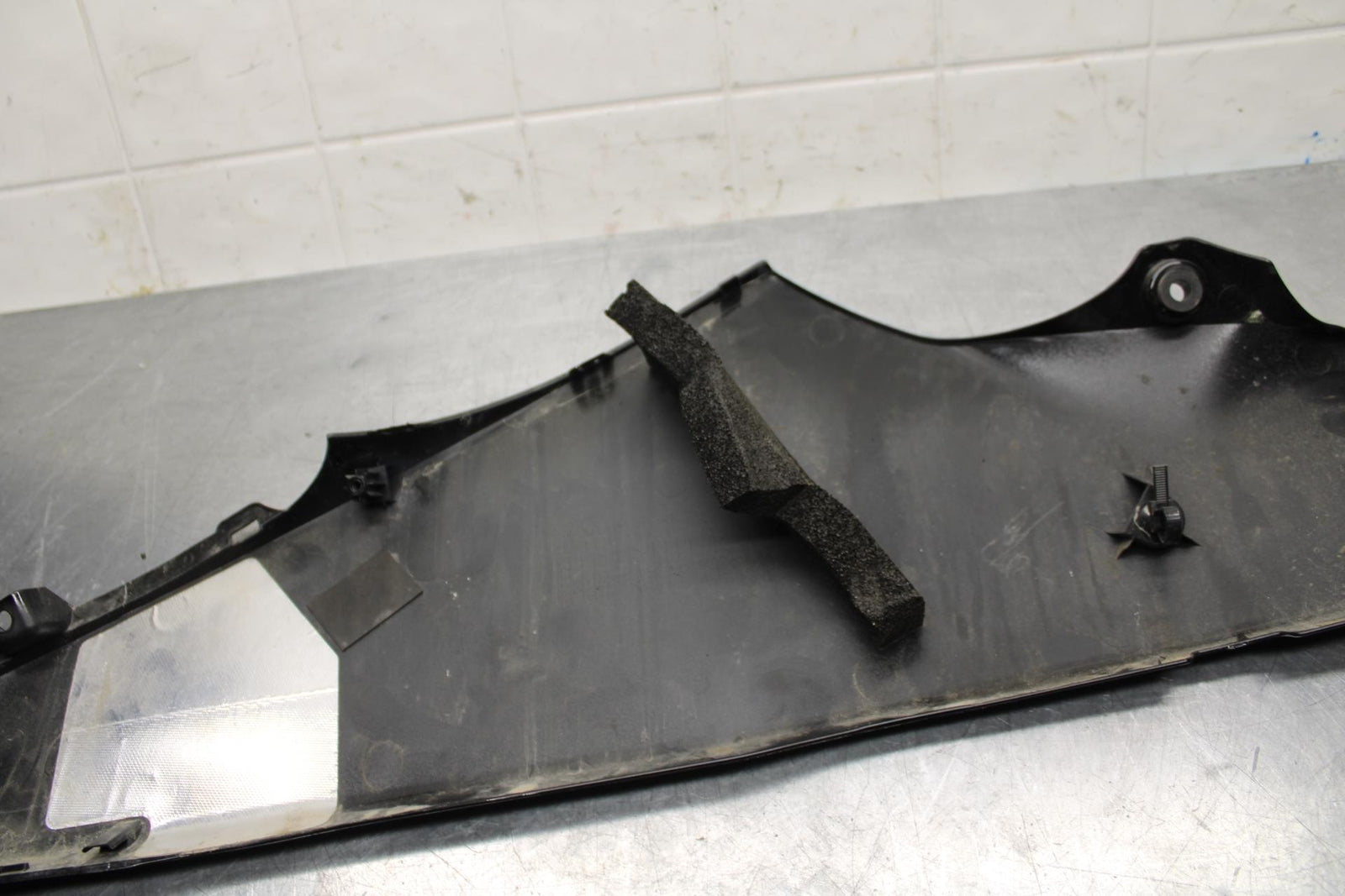20 SUZUKI GSXR 1000 RIGHT LOWER BOTTOM BELLY FAIRING COWL BB597