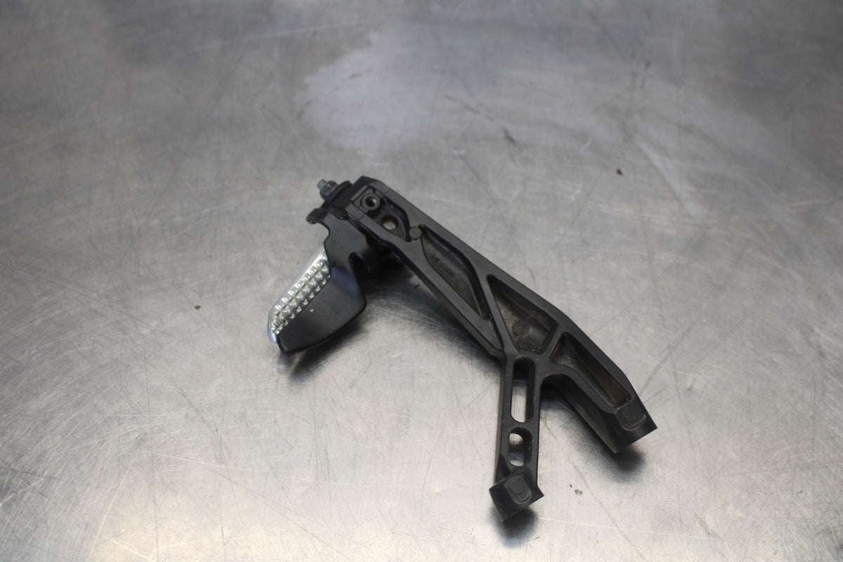 22-25 YAMAHA YZF R7 RIGHT REAR BACK PASSENGER PEG BB850
