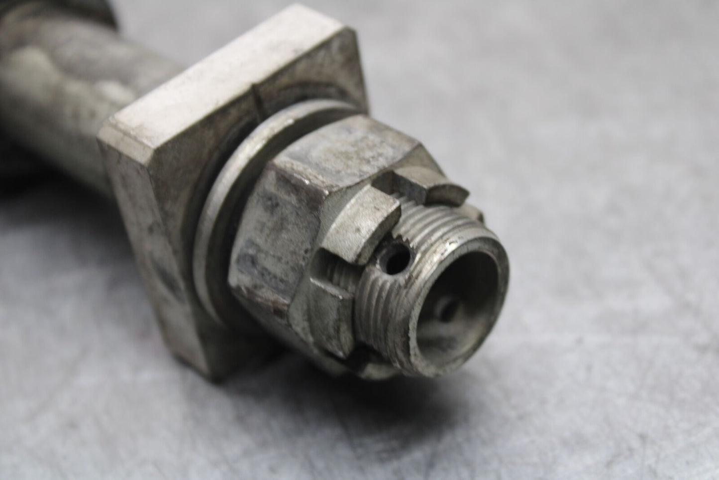 13-18 KAWASAKI NINJA ZX6R REAR AXLE BACK RIM PIVOT BOLT AXEL 41068-0613 BB666