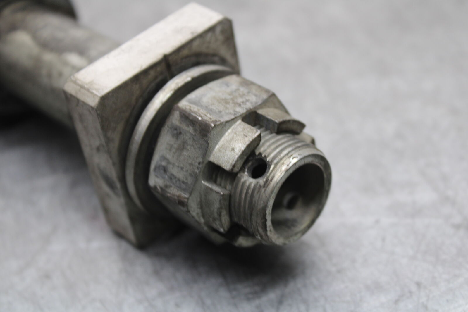 13-18 KAWASAKI NINJA ZX6R REAR AXLE BACK RIM PIVOT BOLT AXEL 41068-0613 BB666