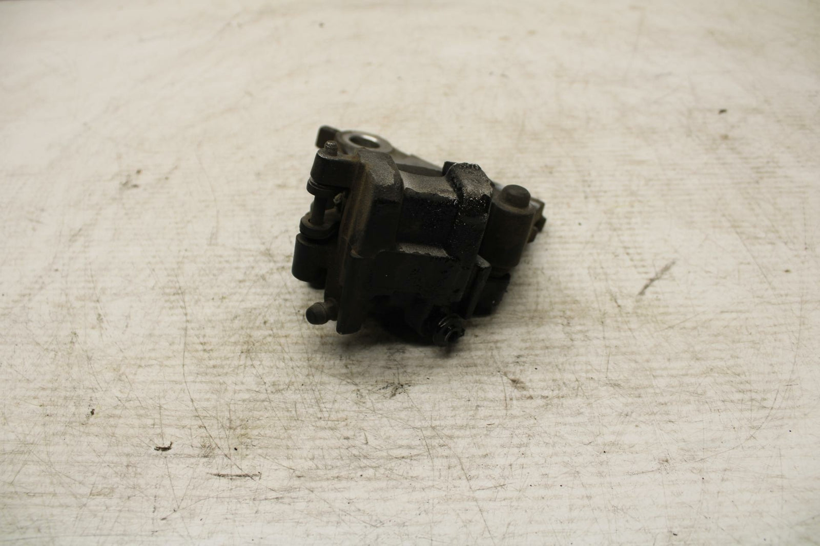 15 YAMAHA FZ09 REAR BACK BRAKE CALIPER W MOUNT BRACKET BB367