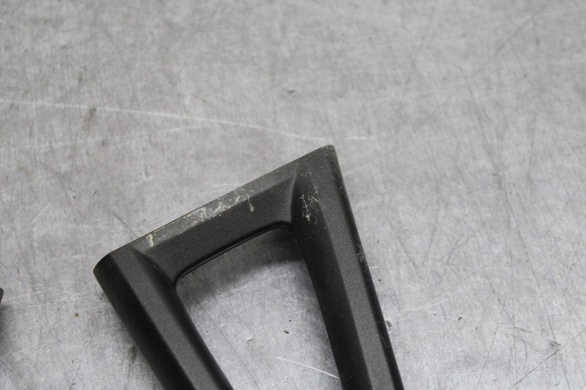 08-16 YAMAHA YZF R6 REAR BACK PASSENGER PEG SET PAIR BB127