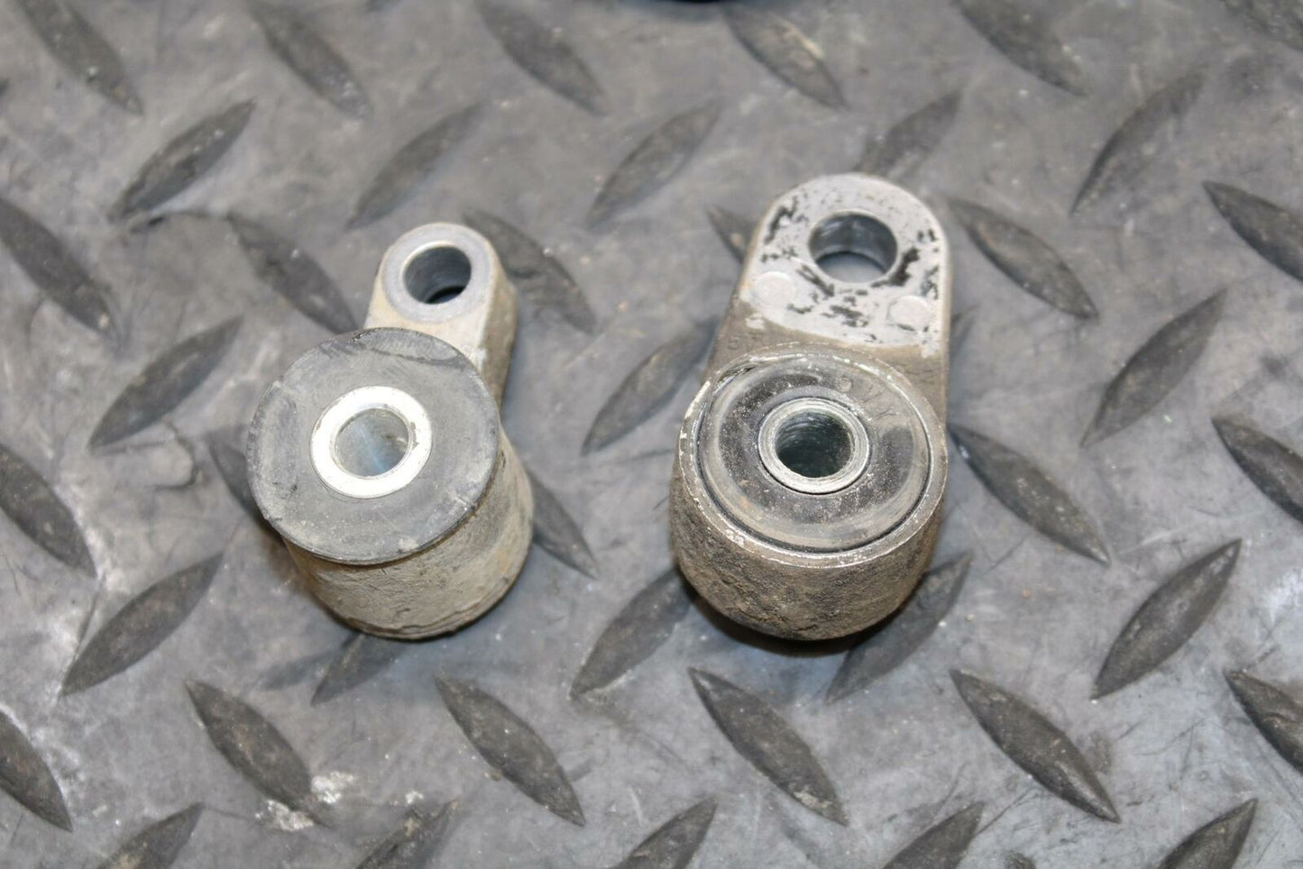 04-05 YAMAHA YZF R1 SUPPORT MOUNTING BRACKET MOUNT SET BB225