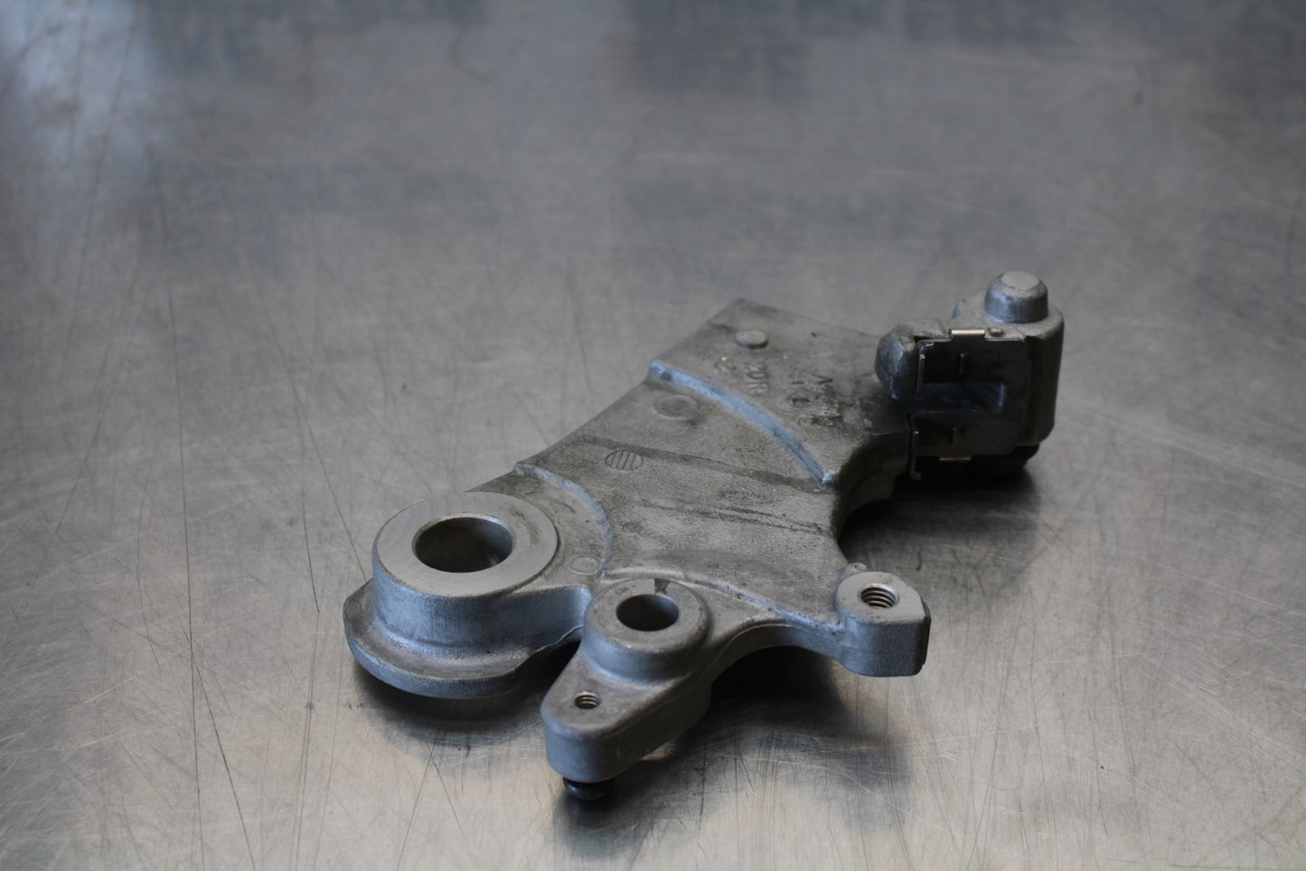 22-25 YAMAHA YZF R7 REAR BRAKE CALIPER HANGER BACK MOUNTING BRACKET BB176