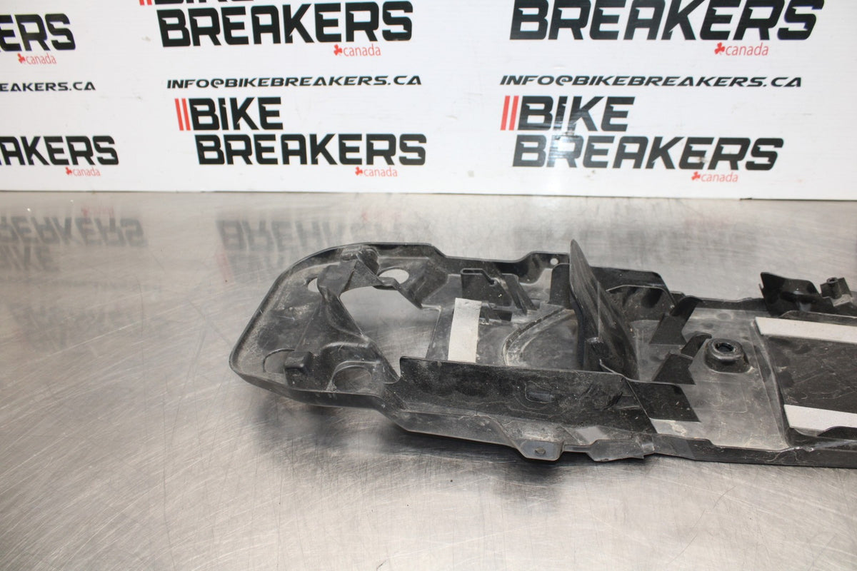08-10 SUZUKI GSXR 600 REAR BACK TAIL UNDERTAIL BATTERY TRAY PLASTIC BB803