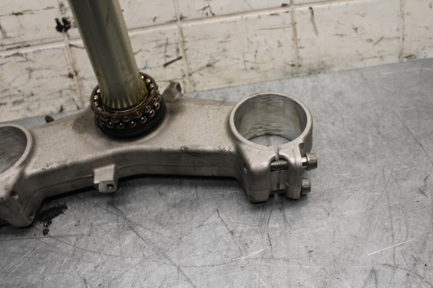 2009 Kawasaki Ninja ZX6R ZX600R FRONT FORKS CLAMP LOWER TRIPLE TREE STEM BB548