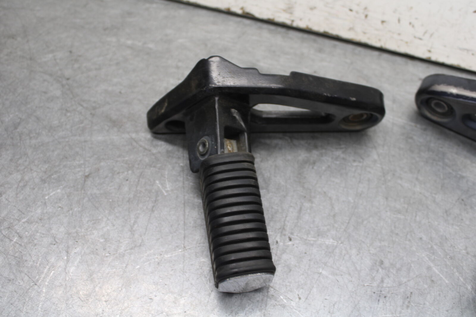85-86 SUZUKI MADURA 1200 REAR PASSENGER FOOT STEP PEG  BB691