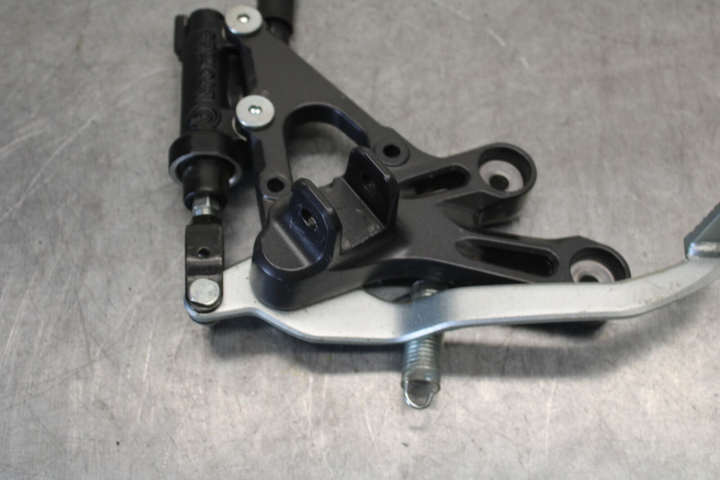 22-23 YAMAHA YZF R7 RIGHT REARSET REAR SET DRIVER FOOT PEG REST STOP BB583