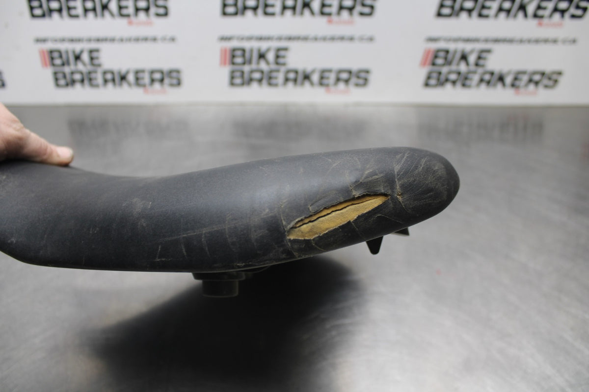 22-25 YAMAHA YZF R7 FRONT DRIVERS SEAT PAD SADDLE PILLION BB769-B