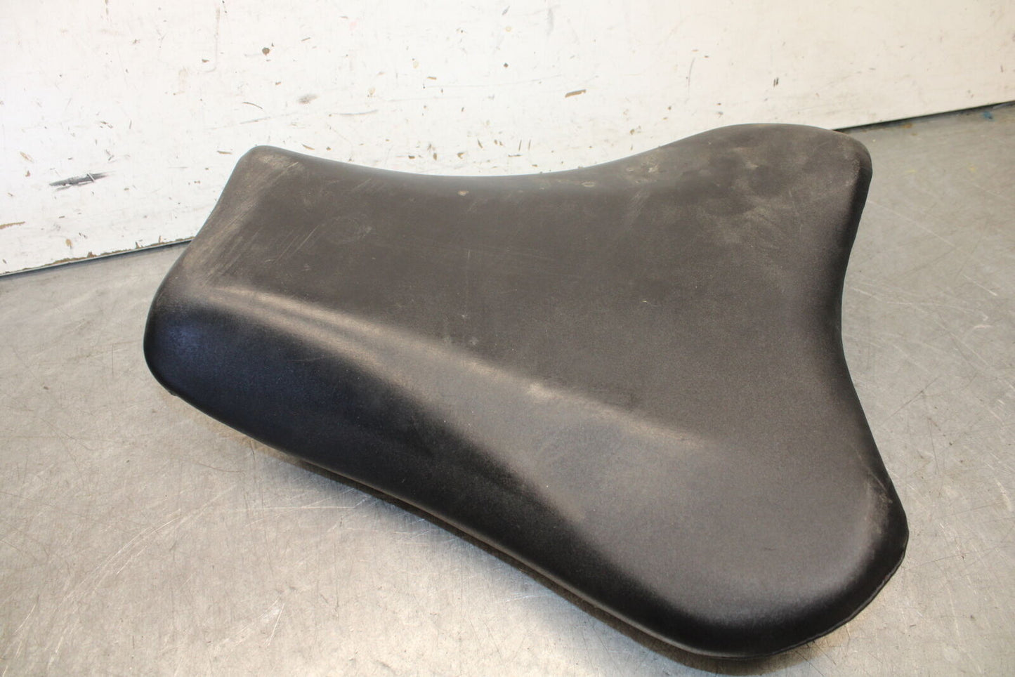05-06 SUZUKI GSXR1000 FRONT DRIVERS SEAT PAD SADDLE 45100-41G01-6BY BB663