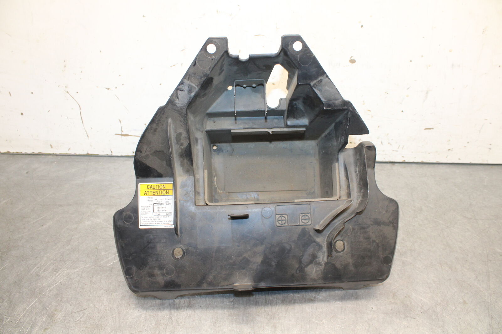 05-06 SUZUKI BOULEVARD M50 BATTERY TRAY BOX HOLDER BB671