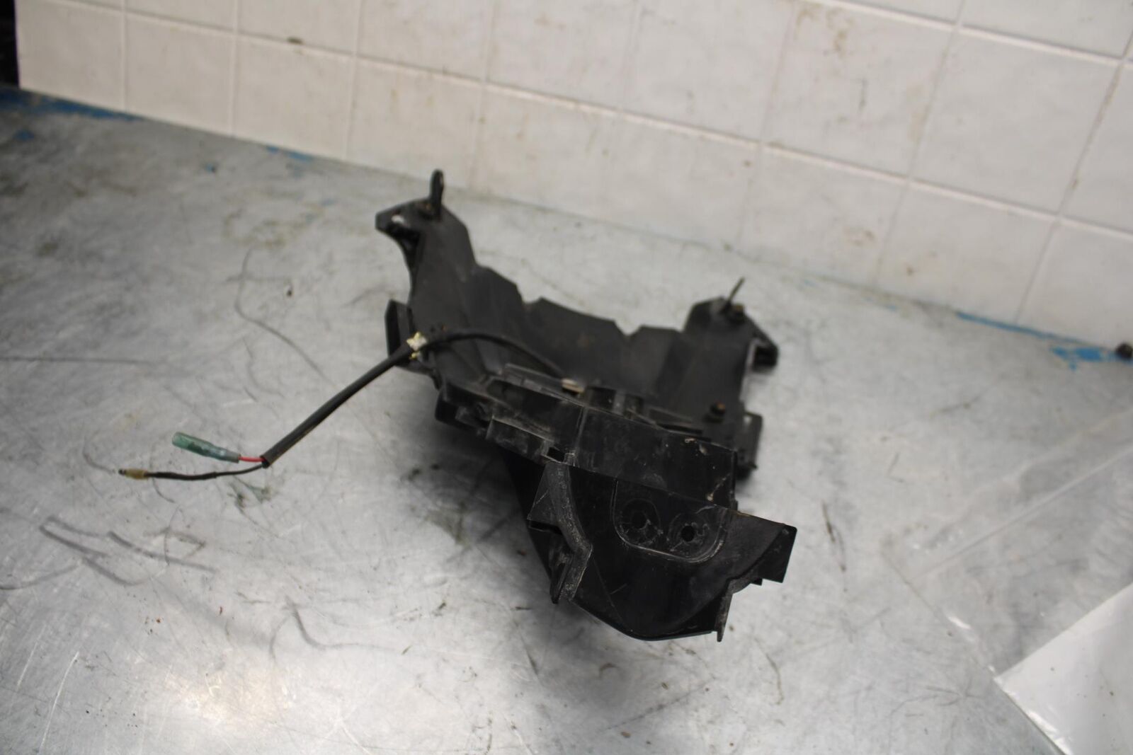 07 YAMAHA YZF R6 2c0 RUNNING PILOT FRONT LIGHT WITH TRIM NOSE MID DUCT BB423