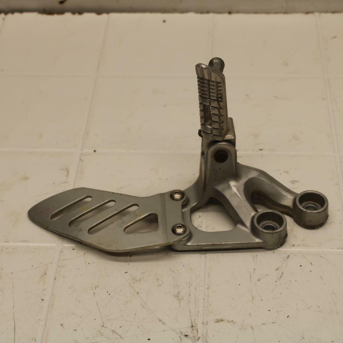 06-07 SUZUKI GSXR750 LEFT REARSET REAR SET DRIVER FOOT PEG REST STOP BB26