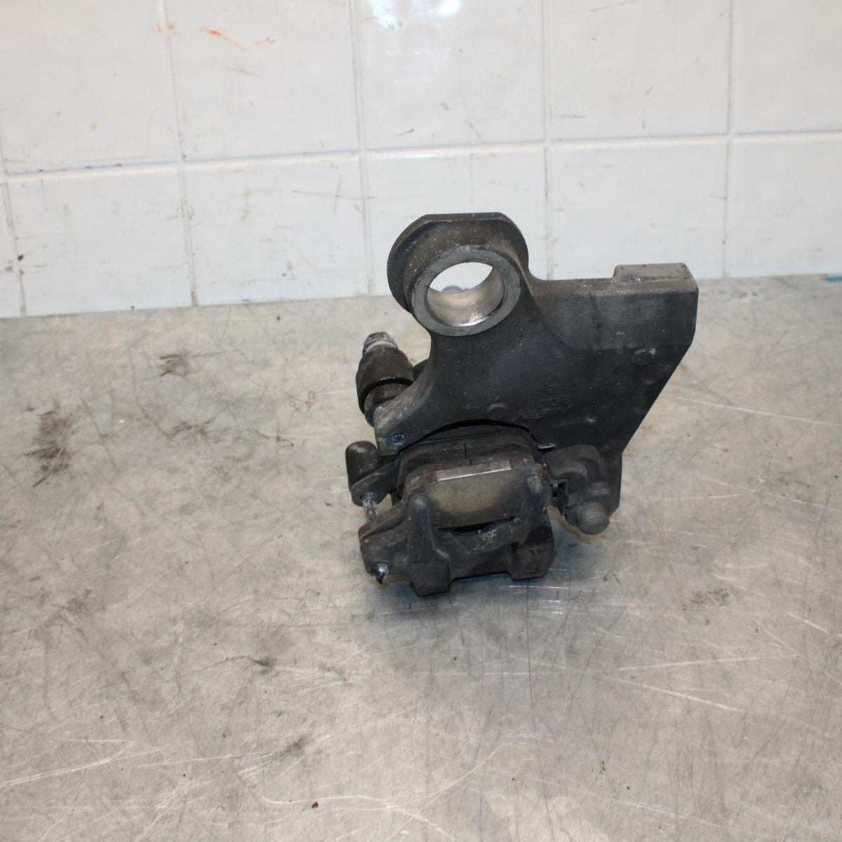 08-16 YAMAHA YZF R6 REAR BACK BRAKE CALIPER W MOUNT BRACKET BB443