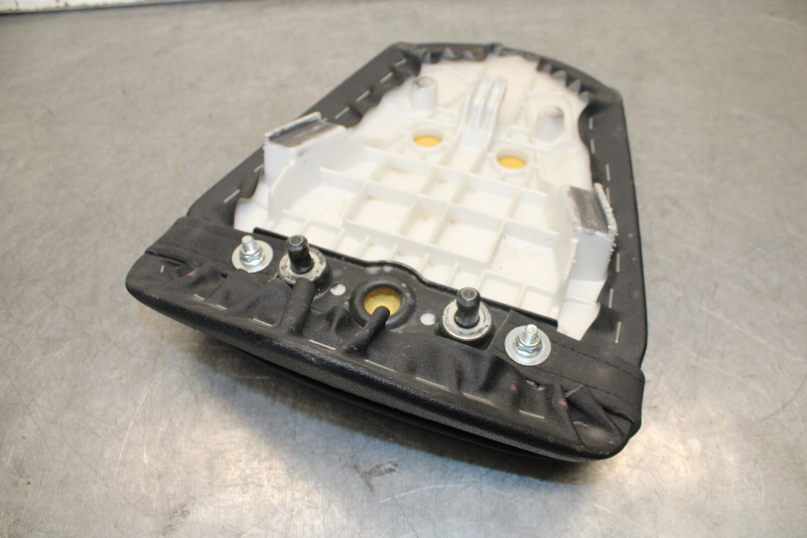 21 KAWASAKI NINJA ZX6R REAR BACK PASSENGER TANDEM SEAT PAD SADDLE PILLION BB647