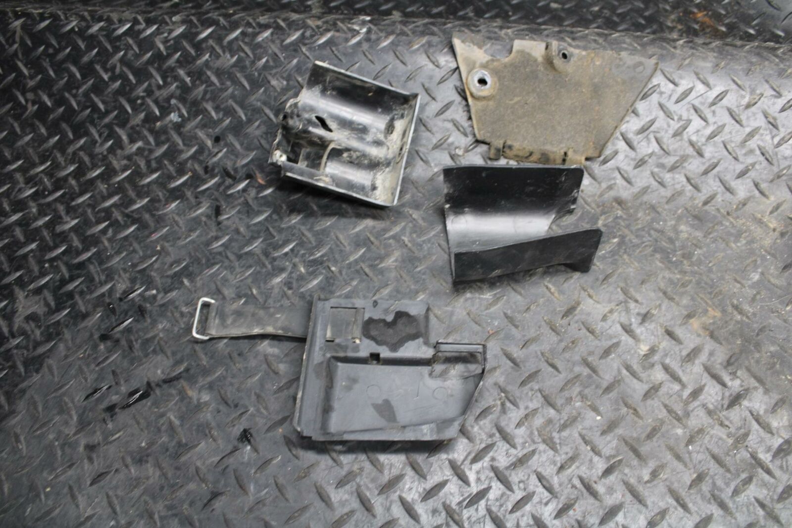 84-85 YAMAHA VIRAGO 1000 COIL COVER GURD SHIELD LEFTOVER  BB173