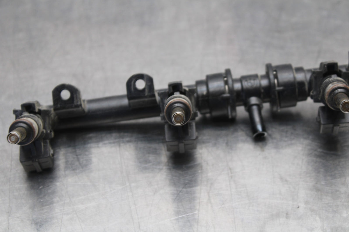 12-14 BMW S1000RR SECONDARY FUEL INJECTORS TOP AIRBOX GAS RAIL BB204