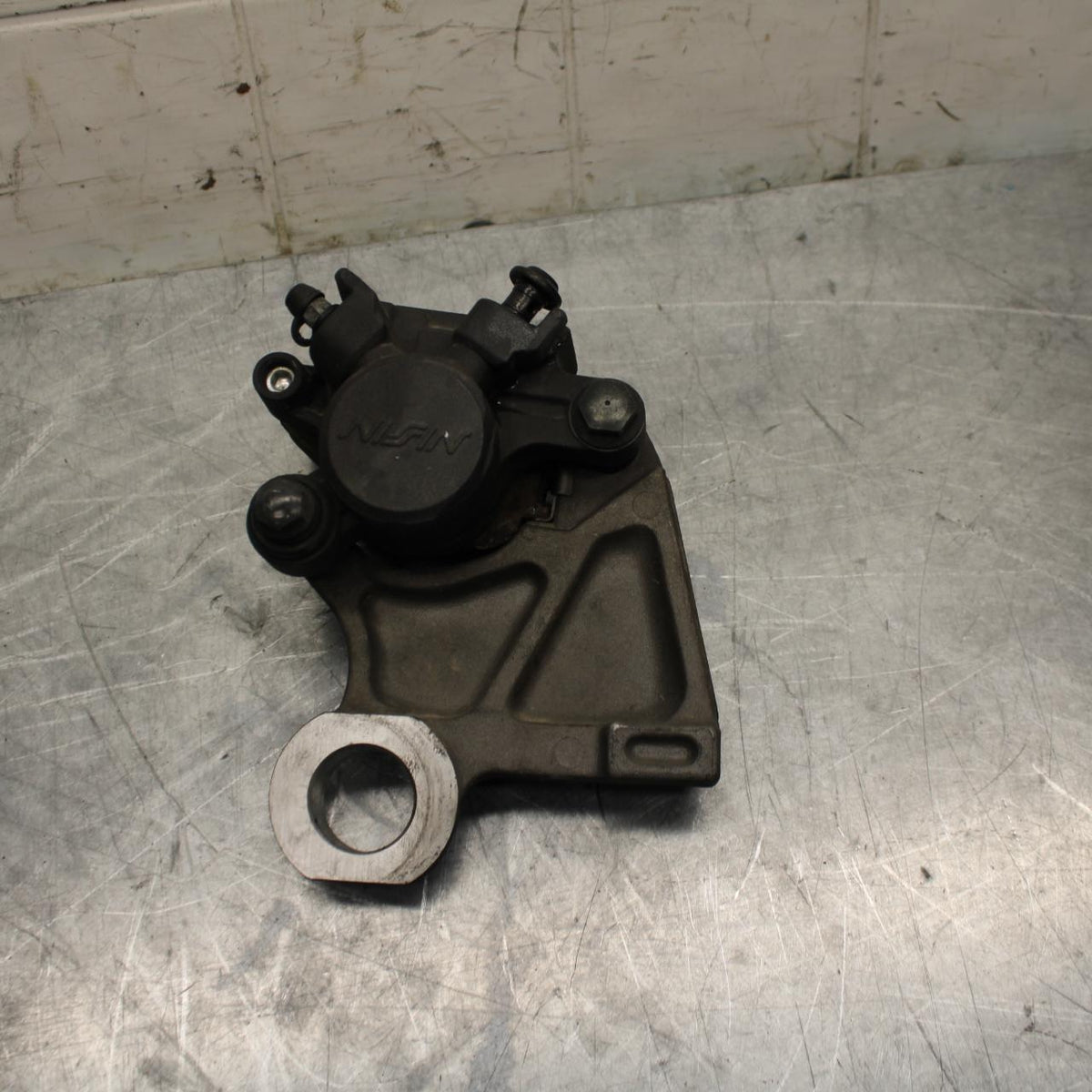 08-16 YAMAHA YZF R6 REAR  BRAKE CALIPER W MOUNT BRACKET 2C0-2580W-00-00 BB465