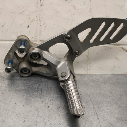 2008 Suzuki GSXR600 LEFT REARSET REAR SET DRIVER FOOT PEG 43521-01H00 BB593